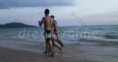 夕阳西下的<strong>双人</strong>混合赛情侣漫步沙滩，游客集体交流，年轻的快乐<strong>男</strong>女在一起